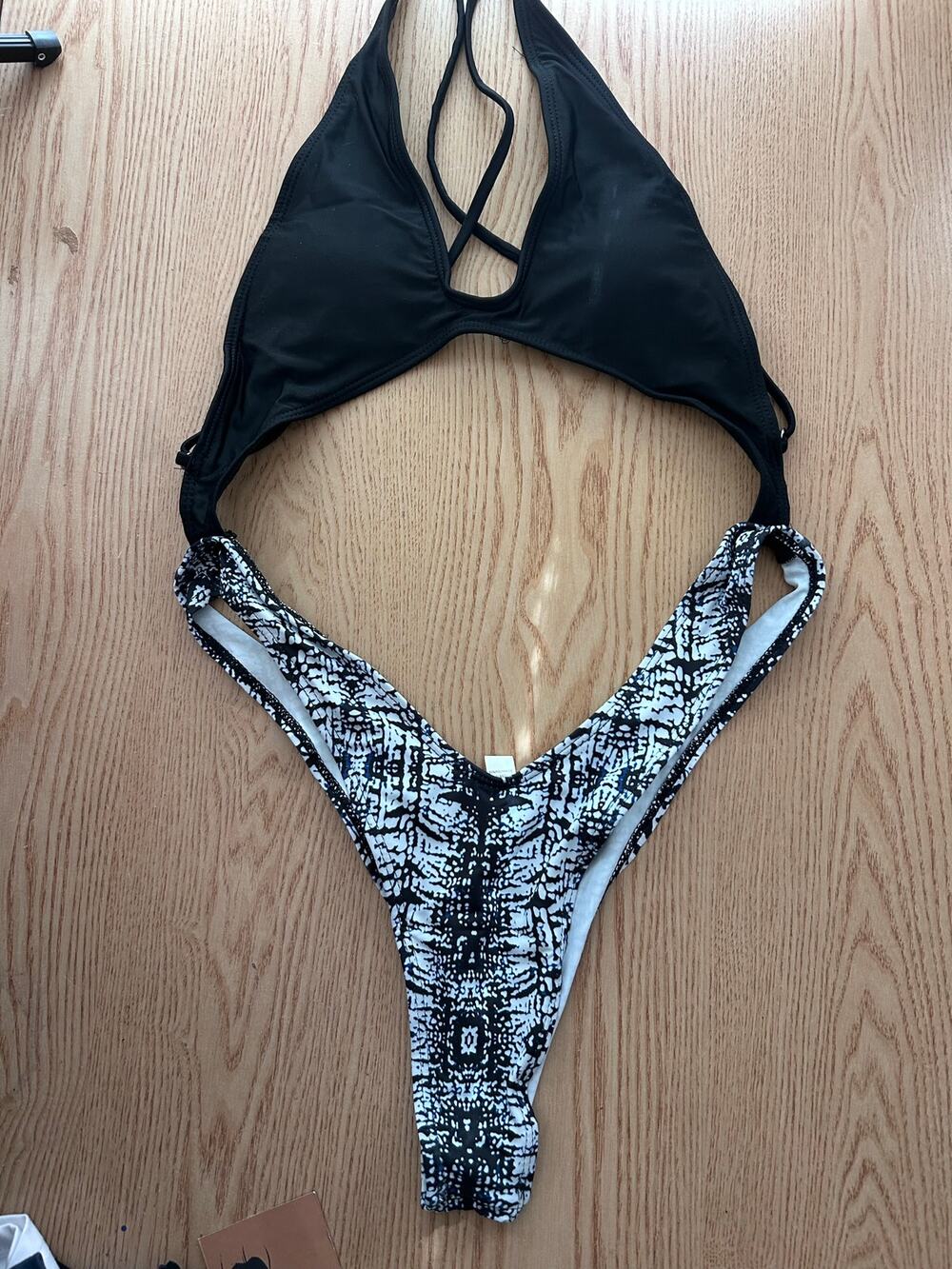 B45 New Womens AMI 1pc Snake Print🐍 Swimsuit Cheeky size XL with Flaw